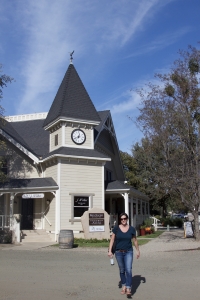 Los Olivos, Grand Avenue